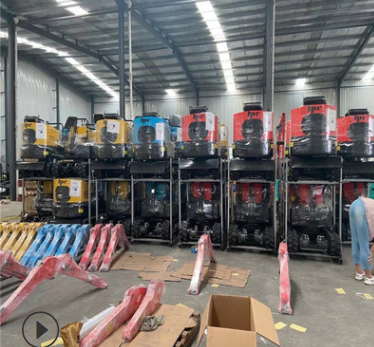 工廠發(fā)貨履帶式遙控割草機 田園農(nóng)場草坪修剪機 出口智能剪草機