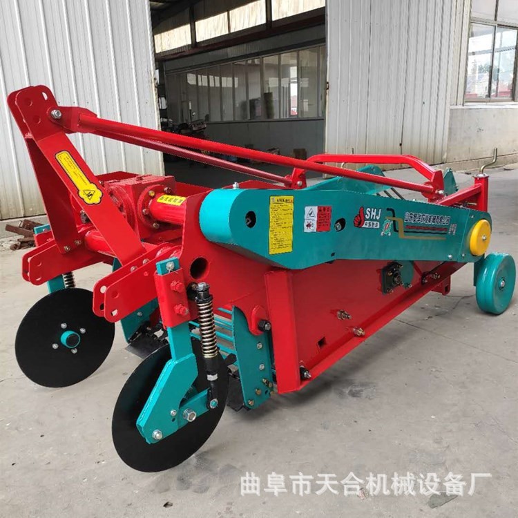 拖拉機(jī)帶花生收獲機(jī)土豆多型號(hào)收獲機(jī)價(jià)格收凈率高適用各種土質(zhì)
