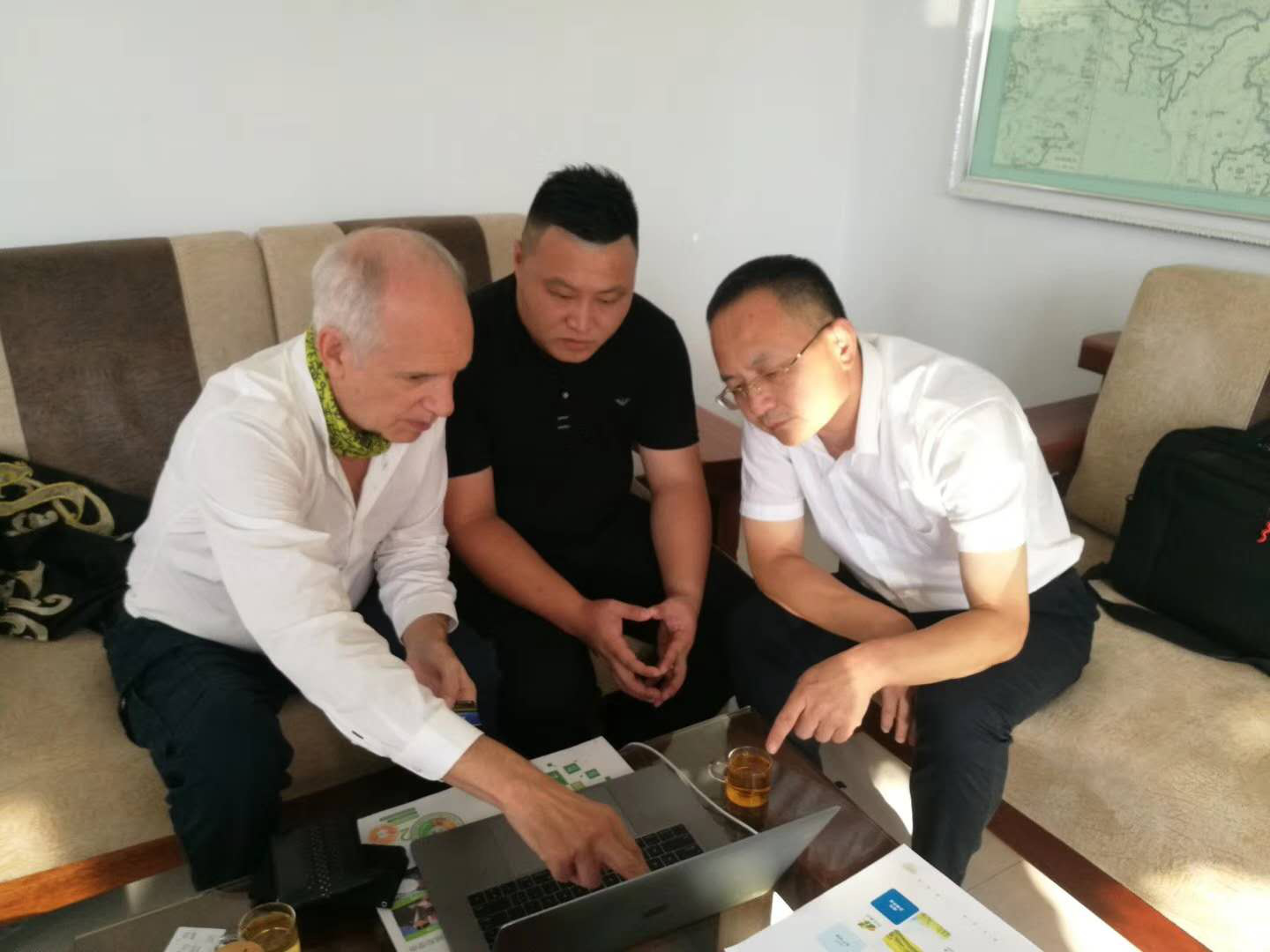 聯(lián)合國成員M2E公司總裁大衛(wèi)與我公司負責人洽談非洲項目.pn