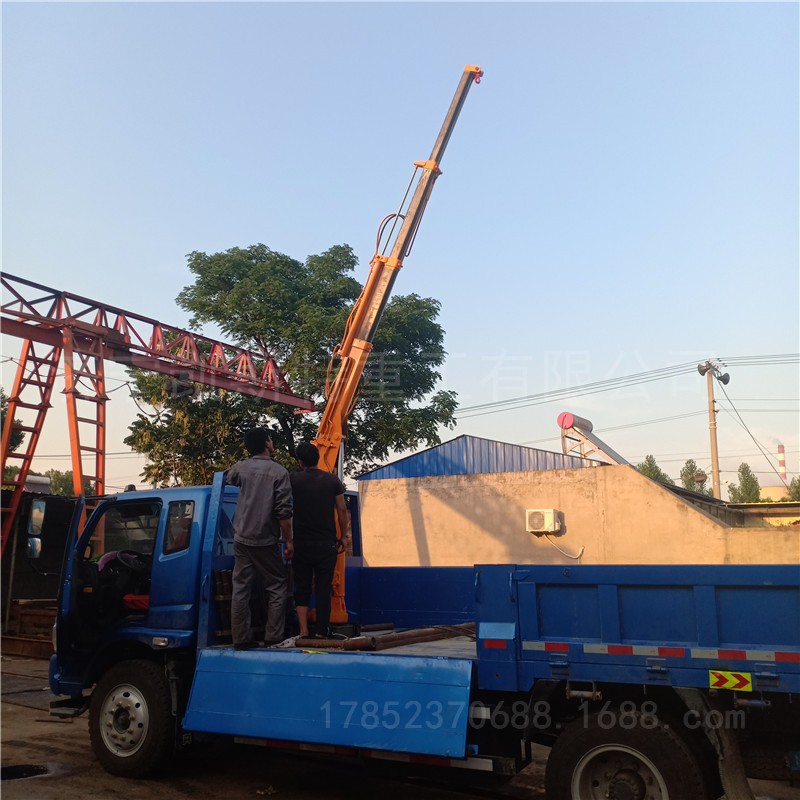 輕卡車(chē)安裝小型隨車(chē)吊機(jī) 貨車(chē)加裝小型折臂吊 吊臂可以折疊的吊機(jī)