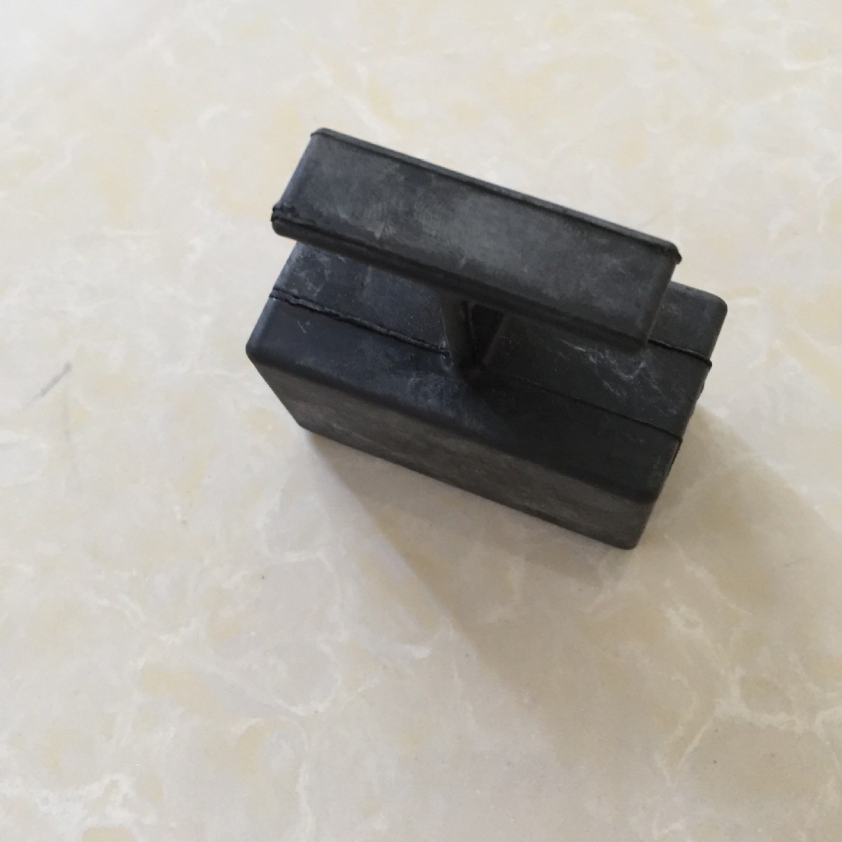 舷外機(jī)40P側(cè)減震塊14019,84克，單價每個7.7元，批發(fā)有優(yōu)惠