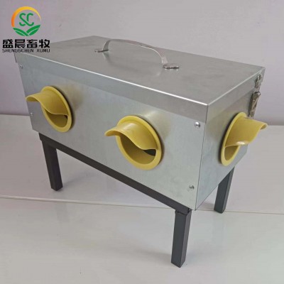 廠家不銹鋼雞用喂食器自動(dòng)放糧食盒飼料機(jī)械防雨食槽家禽用飼料槽